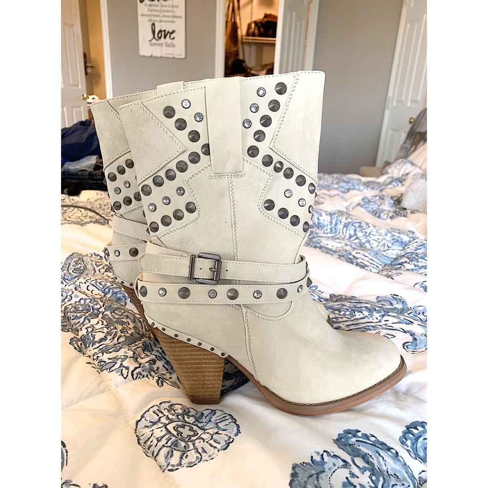 Gorgeous BNWOT Buckle Booties ✨